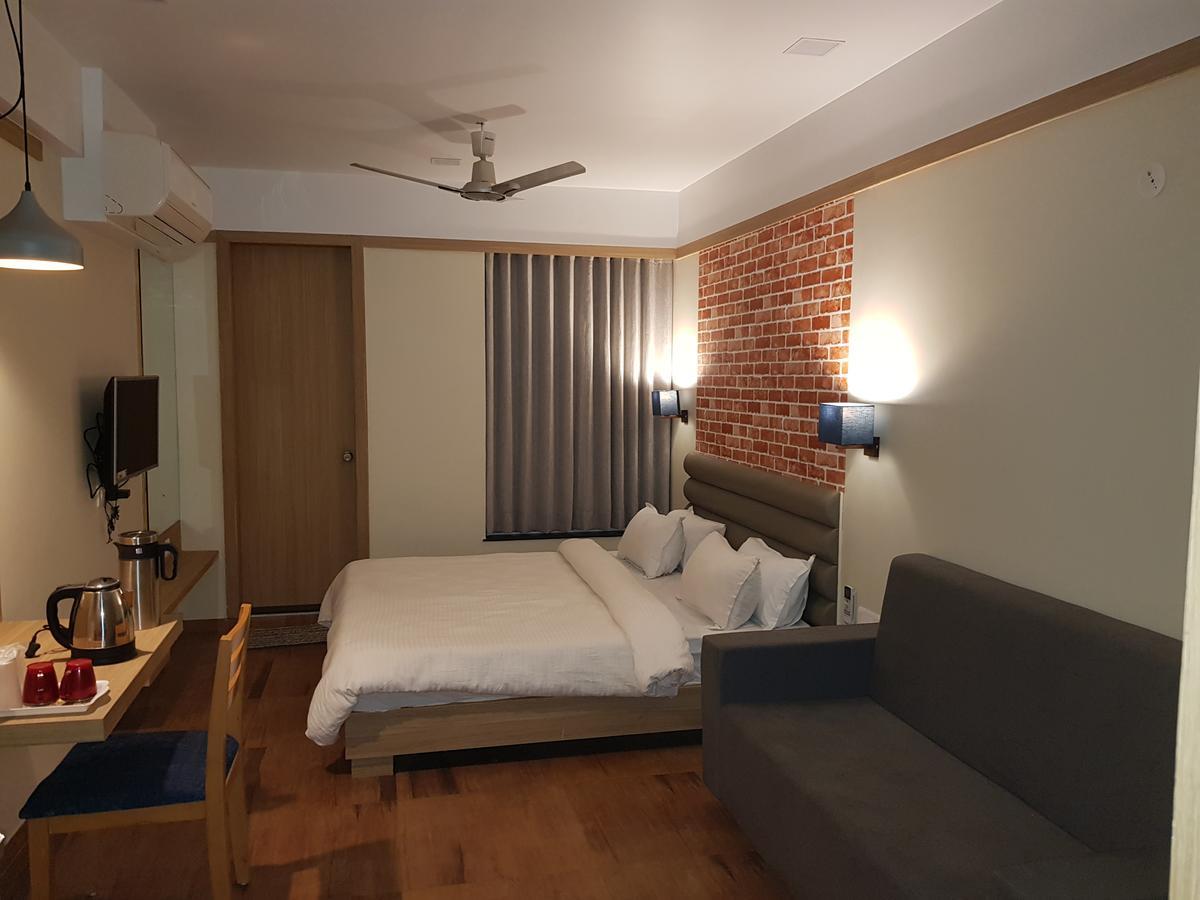 Hotel Everland Раджкот Экстерьер фото
